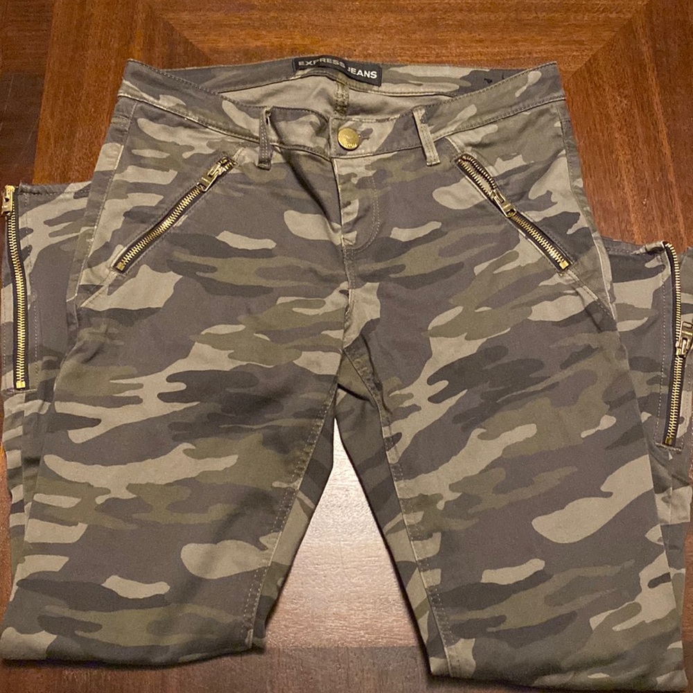 Express Women’s Camo ankle length pant.size 8